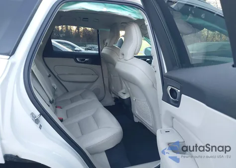 2021 Volvo Xc60 T6 Momentum z USA, uszkodzony, nr VIN YV4A22RK1M1777251